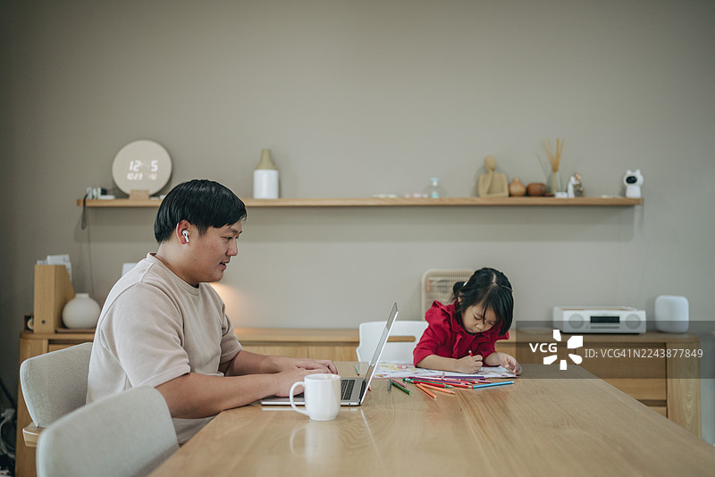 亚洲家庭在家图片素材