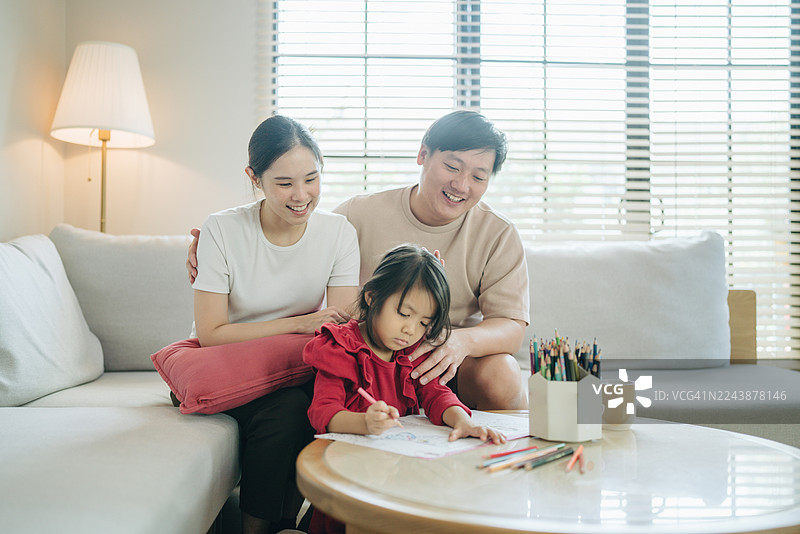 亚洲家庭在家图片素材