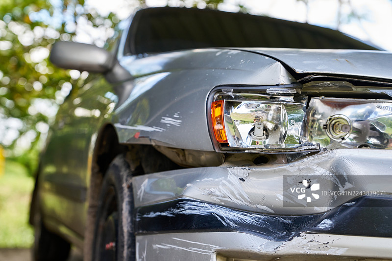 车头严重受损的银色汽车图片素材