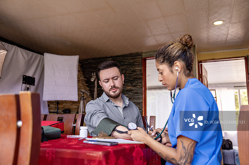 护士在家访期间测量血压图片素材