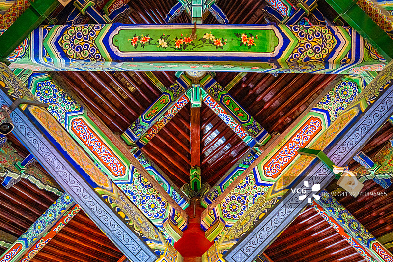 中国拥有装饰有传统中国建筑风格的绿色天花板。图片素材