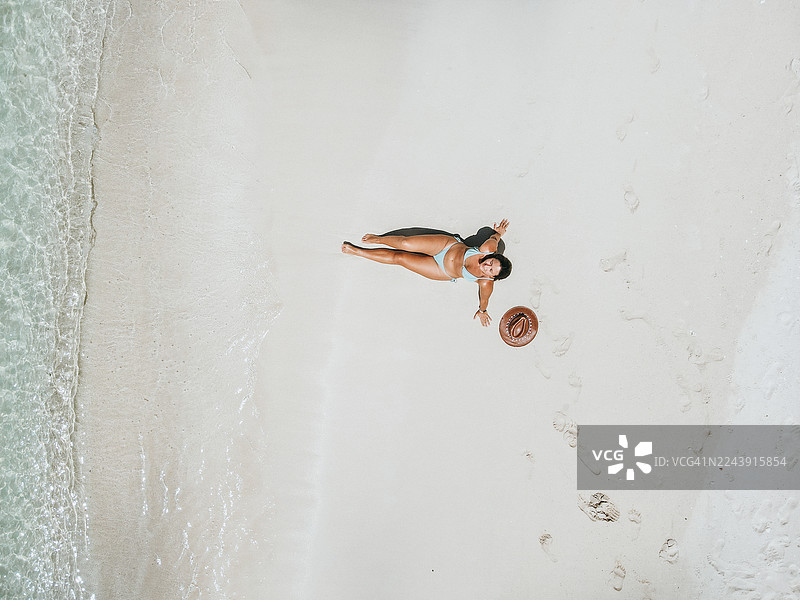 女子在海边沙滩上放松图片素材