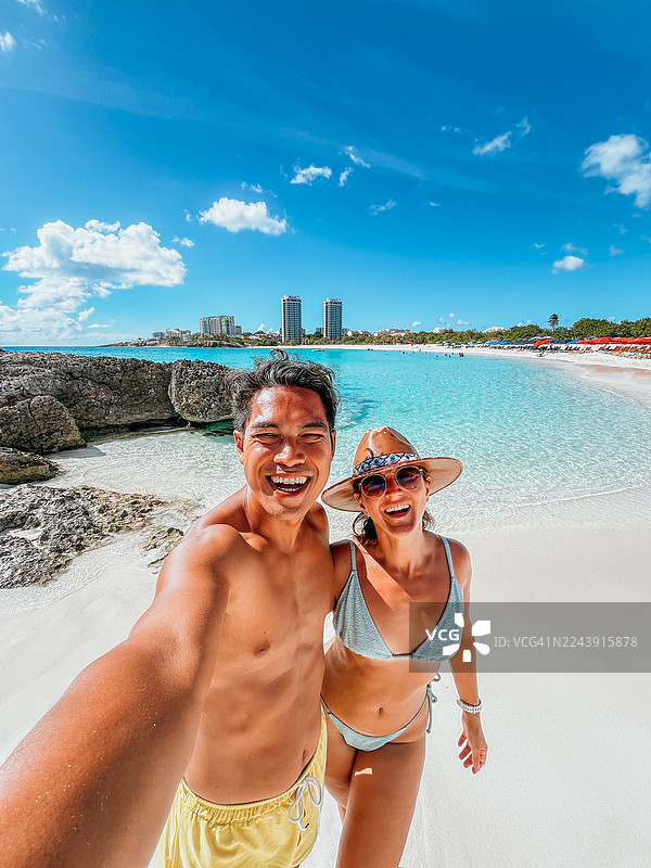 女人在热带海滩边大笑图片素材