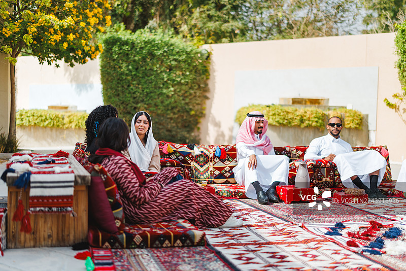 多元化的中东成年人在户外聚会空间交谈图片素材