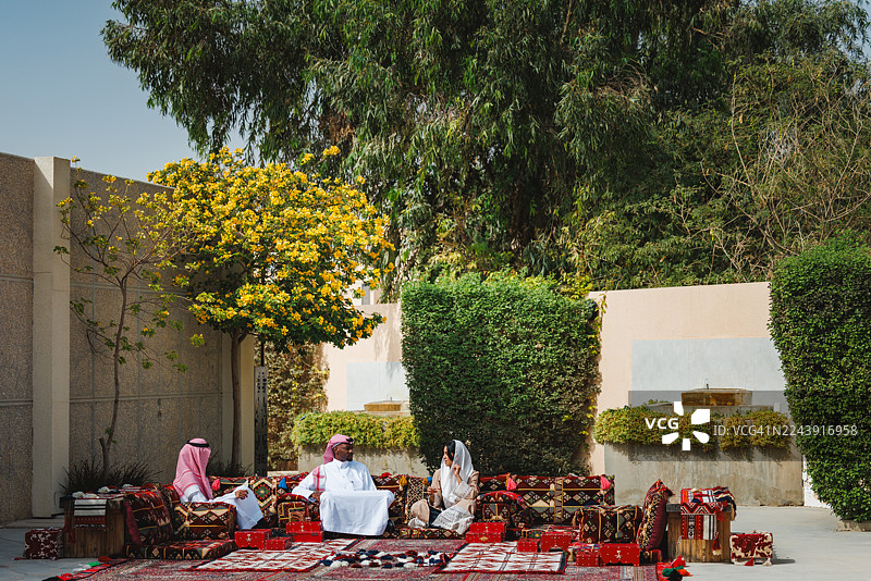 中东人在传统的户外聚会场所享受社交聚会图片素材