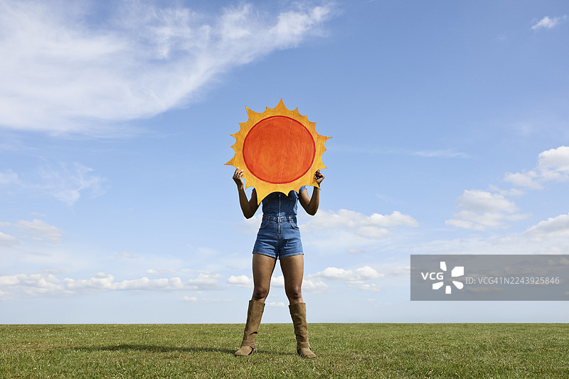 女子用剪影遮住脸部图片素材