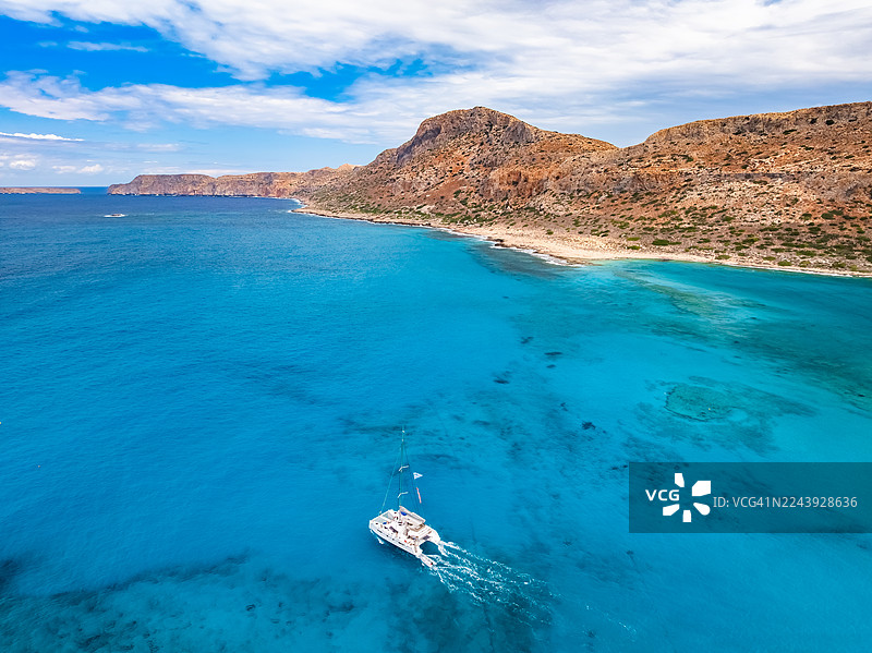 从空中俯瞰希腊克里特岛巴洛斯海滩泻湖的双体船游艇图片素材