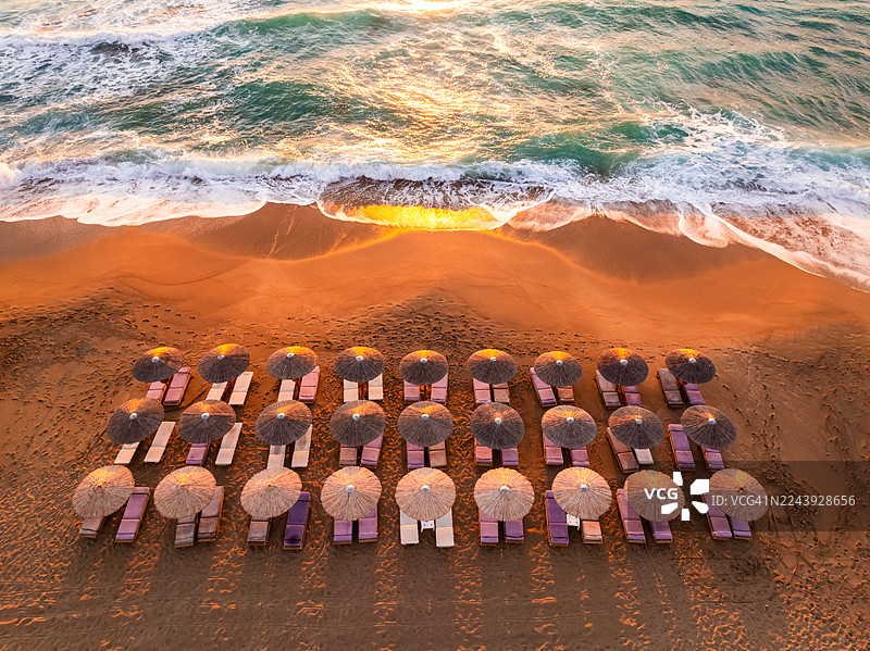 日落时分希腊克里特岛法拉萨纳沙滩的鸟瞰图。图片素材