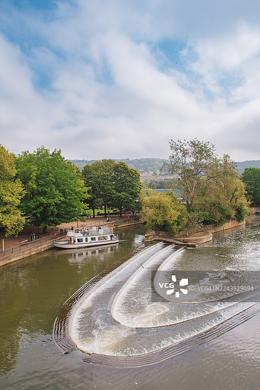 在埃文河上等待游客的巴斯河游船，这是巴斯市另一场迷人的旅行体验。图片素材