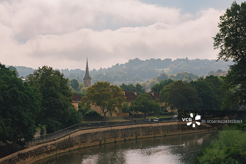 英格兰西南部的巴斯市，埃文河上的运河穿城而过。图片素材