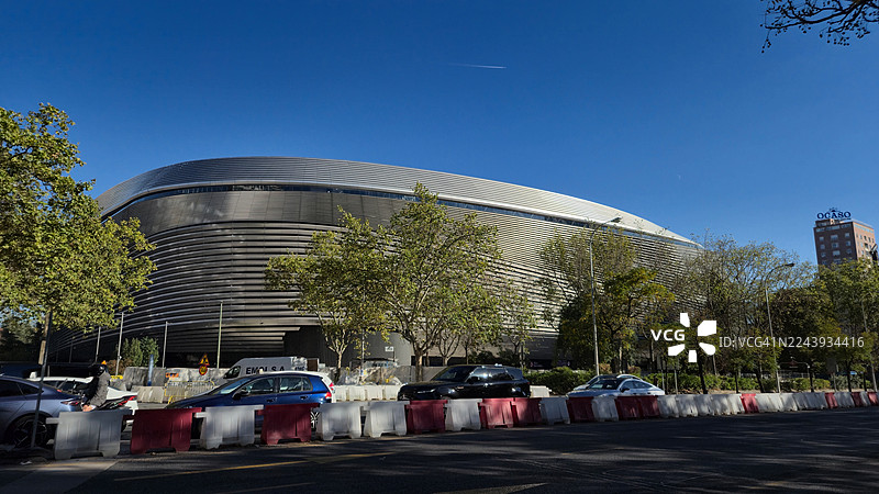 马德里，西班牙 - 2025年10月27日：2025年10月27日，西班牙马德里圣地亚哥·伯纳乌球场外部的概览图片素材