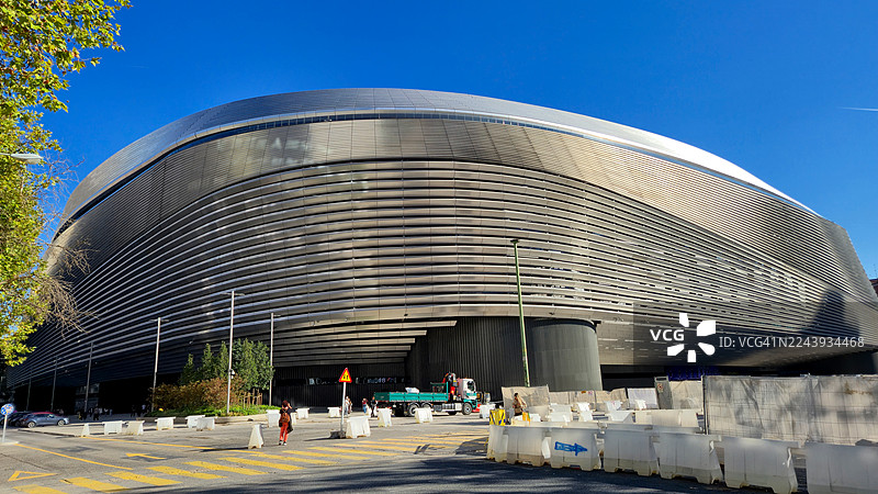 马德里，西班牙 - 2025年10月27日：2025年10月27日，西班牙马德里，圣地亚哥·伯纳乌体育场外部的概览。图片素材