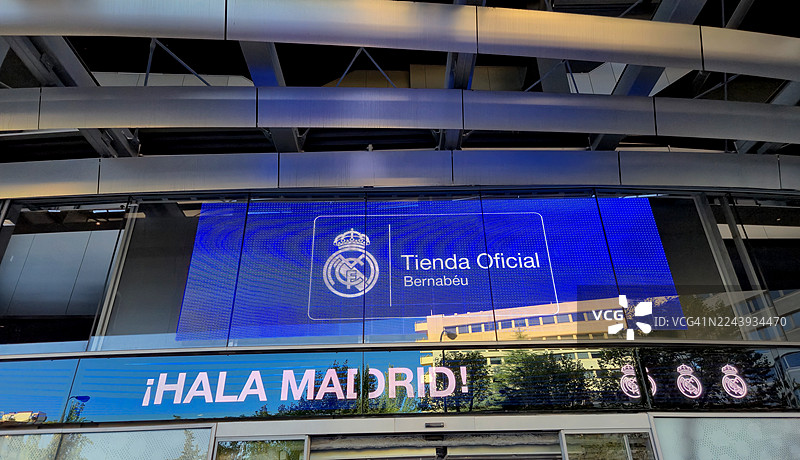 马德里，西班牙-2025年10月27日：2025年10月27日，西班牙马德里，圣地亚哥·伯纳乌球场外部的概览图片素材