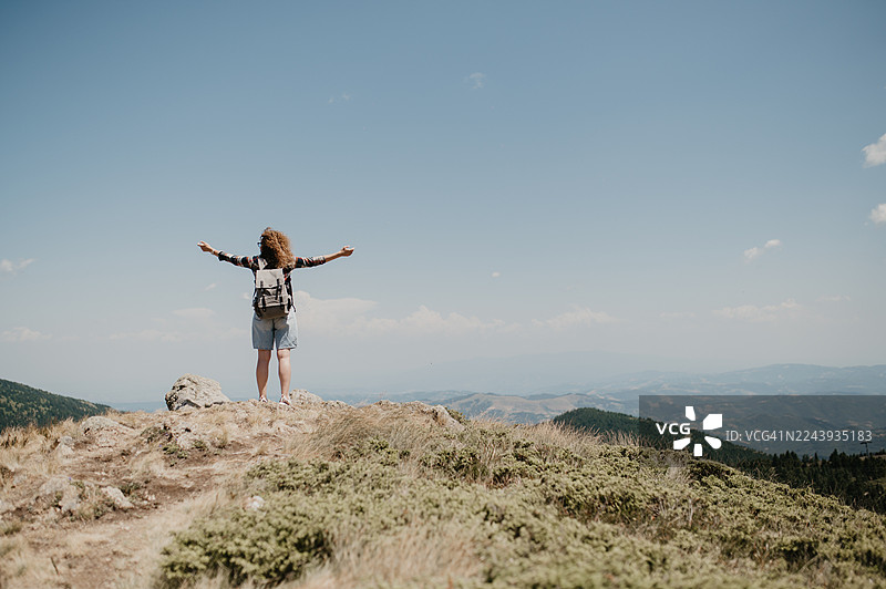大自然、旅行和健康爱好者的喜悦户外探险，张开双臂拥抱山景图片素材