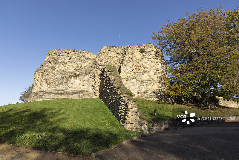 英国西约克郡蓬特弗拉克特城堡的残破城堡塔楼图片素材