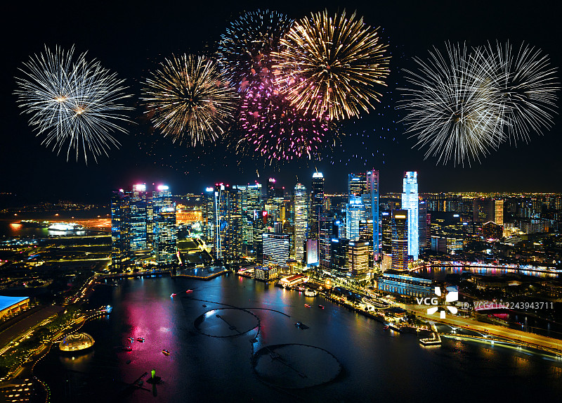 新加坡城市天际线和壮观的烟花表演的鸟瞰图图片素材