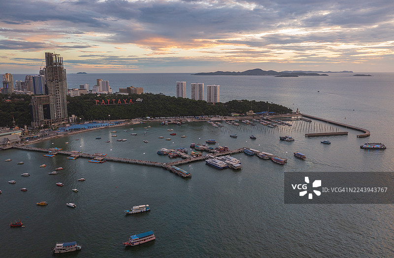 从高处俯瞰芭堤雅湾的全景。夏日夕阳下的泰国春武里府著名海滨城镇。图片素材