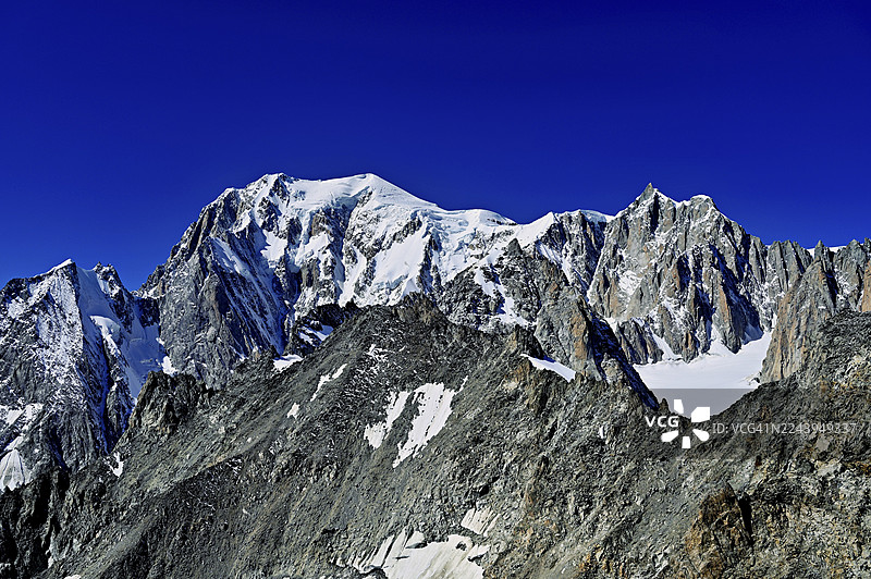 从左起，勃朗峰的普特雷针峰、勃朗峰、莫迪峰、埃尔布龙内特峰观景台，霞慕尼勃朗峰，上萨瓦省，意大利分水岭，法国图片素材