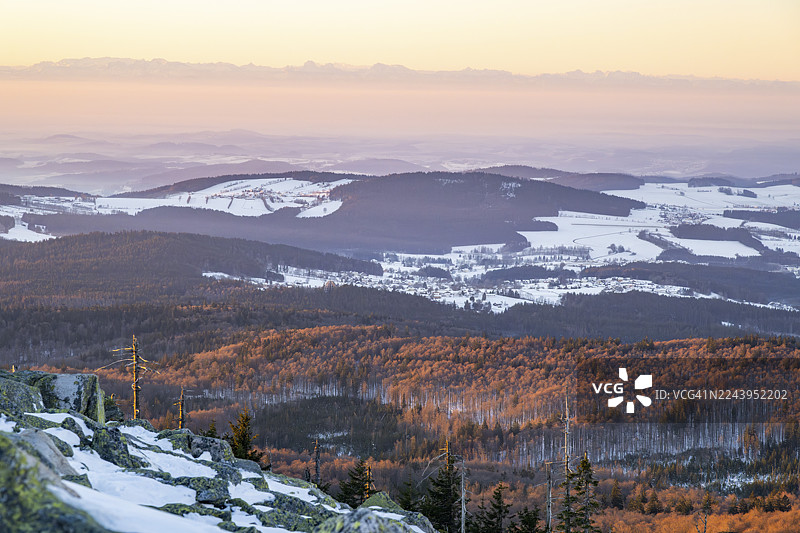 冬日日出时,从卢森山(Mount Lusen)眺望巴伐利亚森林的山丘,巴伐利亚,德国图片素材