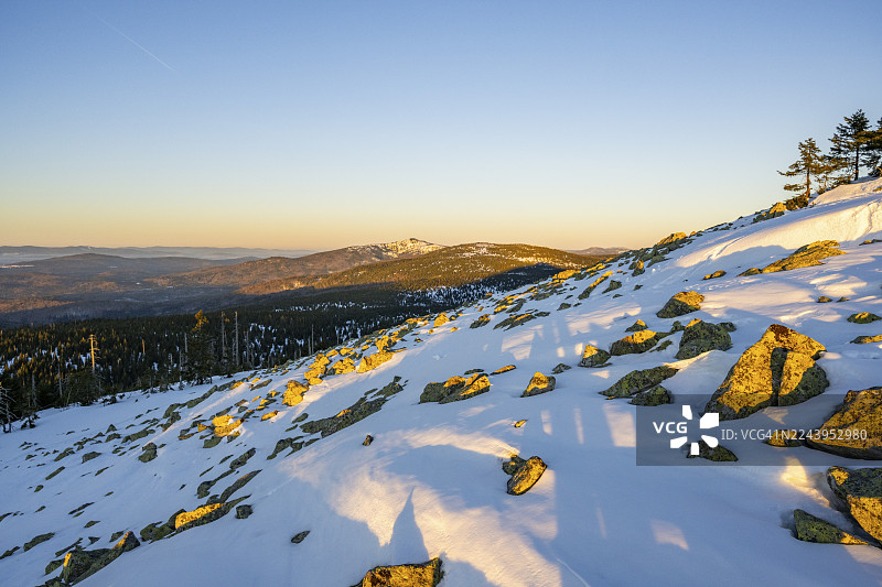 冬季日出时,从卢森山(Mount Lusen)俯瞰巴伐利亚森林的山丘,巴伐利亚,德国图片素材