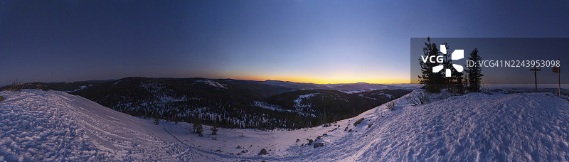 冬季日出时,从卢森山(Mount Lusen)俯瞰巴伐利亚森林的山丘,巴伐利亚,德国图片素材