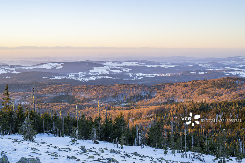 冬日日出时,从卢森山(Mount Lusen)俯瞰巴伐利亚森林的山丘,德国巴伐利亚图片素材