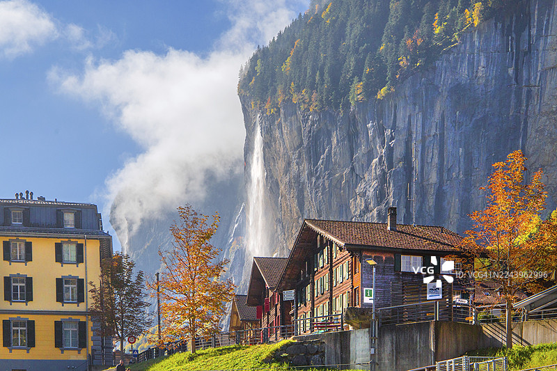秋季劳特布龙嫩施陶布河瀑布、伯尔尼州伯尔尼高地小镇景观，瑞士图片素材