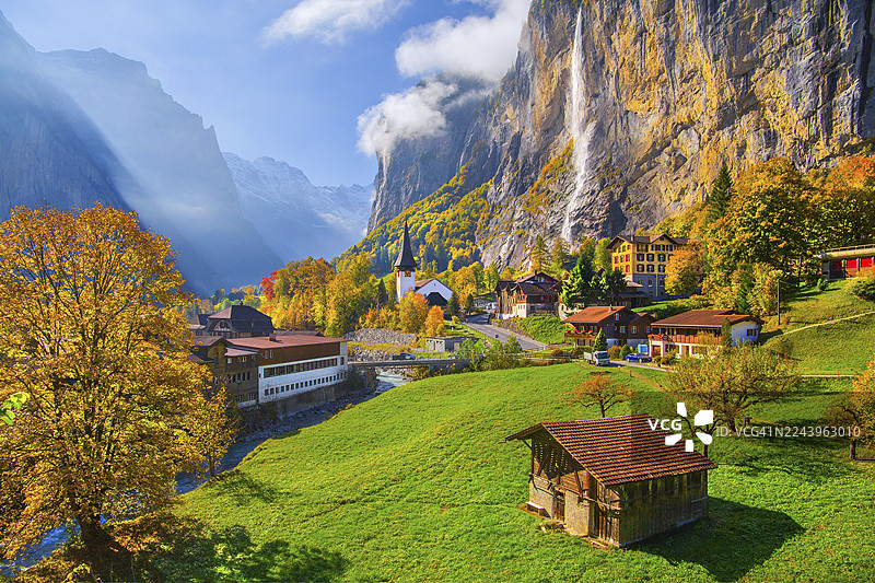 秋季劳特布龙嫩、伯尔尼州、伯尔尼高地、瑞士的城镇、山谷以及斯陶布河瀑布景观图片素材