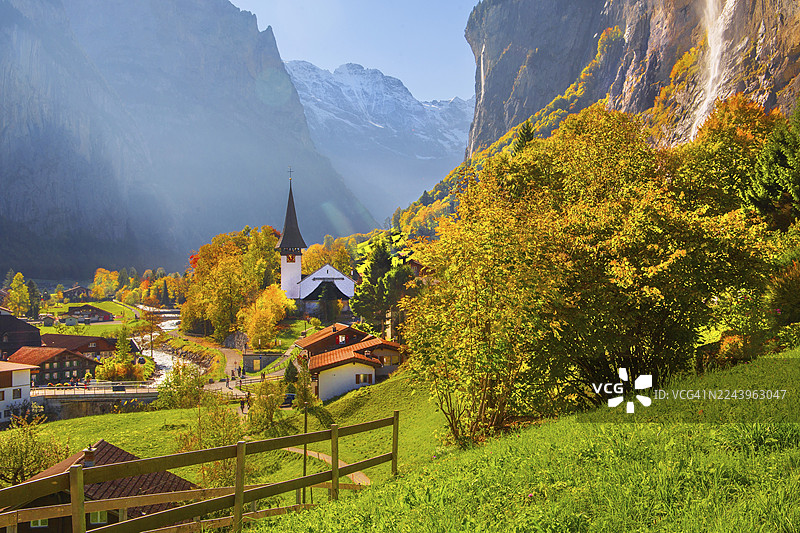 秋季劳特布龙嫩、伯尔尼州、伯尔尼高地、瑞士小镇和山谷景观，有斯陶布河瀑布图片素材