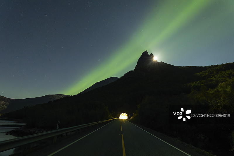 挪威国山——斯泰滕岛，在北极光和满月下的诺尔兰图片素材