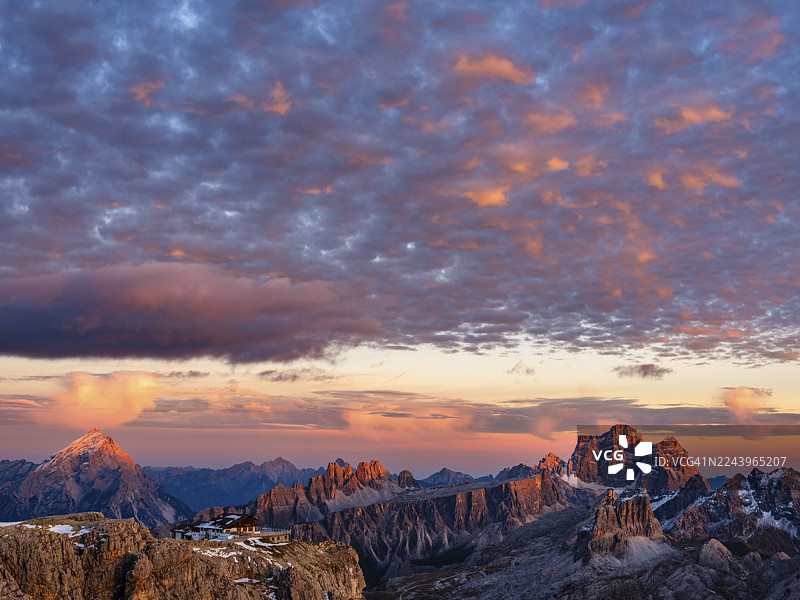 日落时分的阿尔卑斯山辉,拉加佐伊山间小屋和崎岖的白云岩山峰,意大利威尼托大区贝卢诺省多洛米蒂阿尔卑斯山图片素材