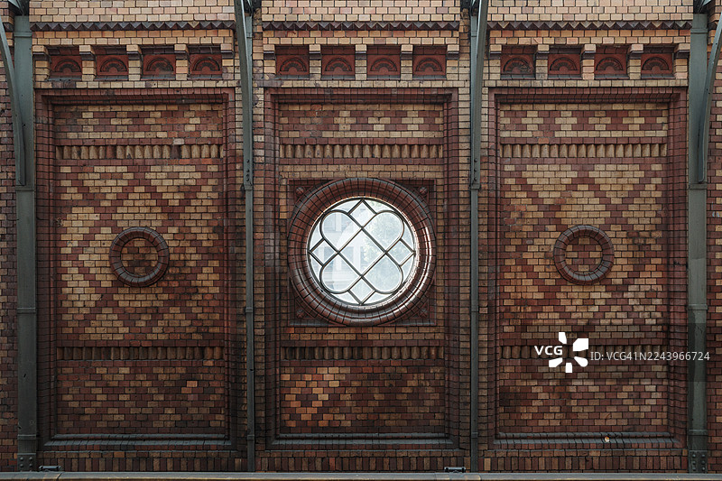 柏林火车站对称的历史建筑立面，带有华丽的砖砌图案和中央圆形窗户。图片素材