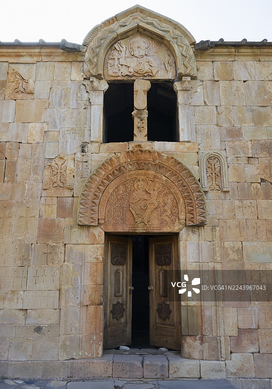 历史悠久的石墙，带有雕刻的门和宗教符号，位于诺拉万克修道院，圣卡拉佩特浸信会教堂，诺拉万克，瓦约茨佐尔省，瓦约茨佐尔，亚美尼亚，高加索图片素材