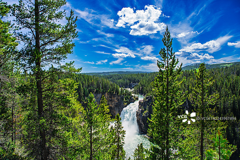 黄石上瀑布与奇滕登大桥 — 戏剧性的夏日景观图片素材