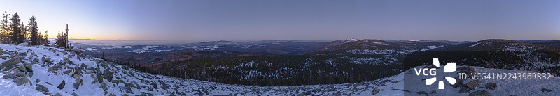 冬季日出时,从卢森山(Mount Lusen)俯瞰巴伐利亚森林的群山,位于德国巴伐利亚州图片素材