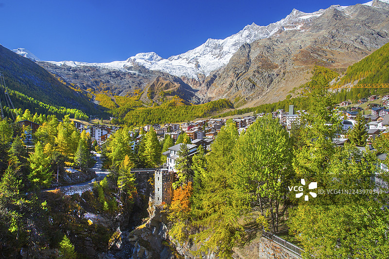 秋季萨斯费、萨斯山谷、瓦莱州、瑞士的城市概览，包括阿拉林峰（4027米）、阿尔富贝尔峰（4206米）和米夏贝尔山群（4545米）。图片素材