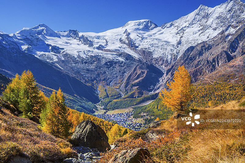 秋季从克鲁兹博登眺望萨斯费，远景为海拔4027米的阿拉林山和海拔4206米的阿尔普贝尔峰，位于瑞士瓦莱州萨斯河谷的萨斯格伦德。图片素材