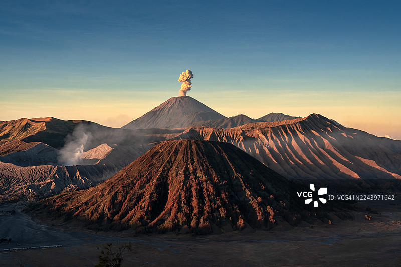 爪哇岛史诗级火山喷发与日出景象——自然之美图片素材