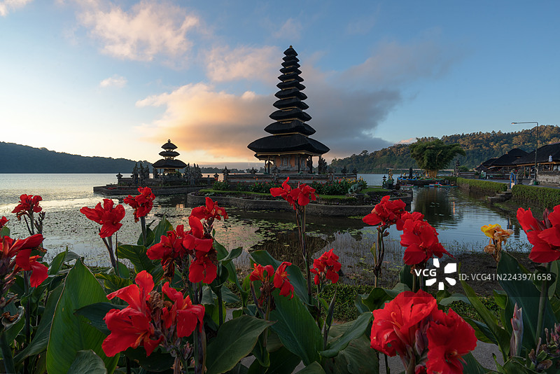 黎明时分的乌兰丹努巴兰寺——巴厘岛标志性的印度教寺庙图片素材