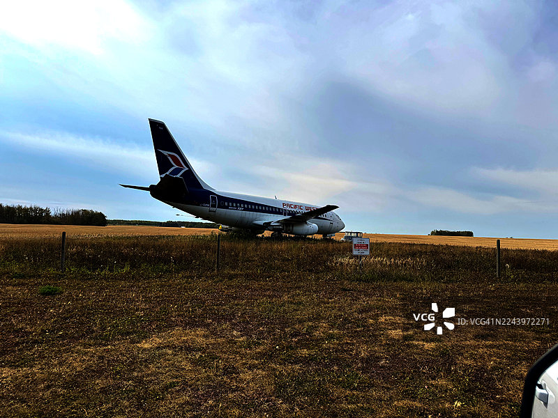 废弃的737飞机，来自一家已倒闭的航空公司图片素材