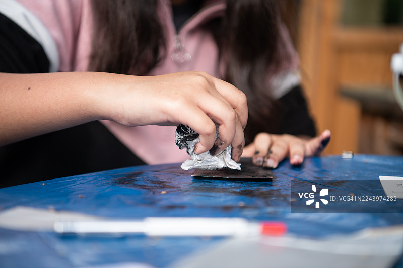 果汁盒蚀刻：利用果汁盒内部制作单版印刷图片素材