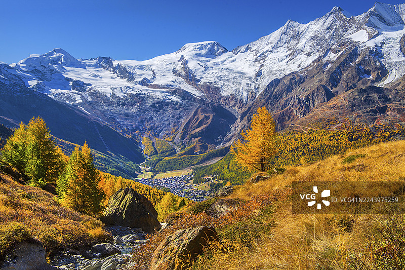 秋季从克鲁兹博登远眺萨斯费，可见阿兰林峰（4027米）、阿尔普胡贝尔峰（4206米）和米沙贝尔山群（4545米），位于瑞士瓦莱州萨斯河谷的萨斯格伦德。图片素材