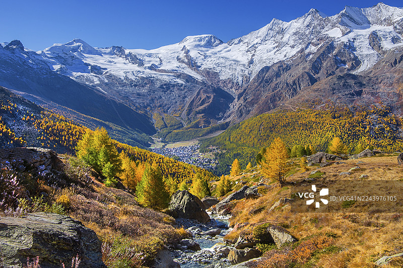 秋季从克鲁茨博登远眺萨斯费,可见阿兰林峰(4027米)、阿尔普贝尔峰(4206米)和米夏贝尔山群(4545米),位于瑞士瓦莱州萨斯河谷的萨斯格伦德。图片素材