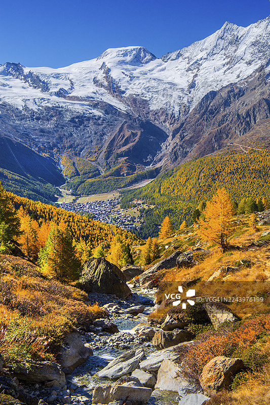 秋季从克鲁茨博登眺望萨斯菲，远景为阿尔普胡贝尔峰（4206米），位于瑞士瓦莱州萨斯河谷的萨斯格伦德。图片素材