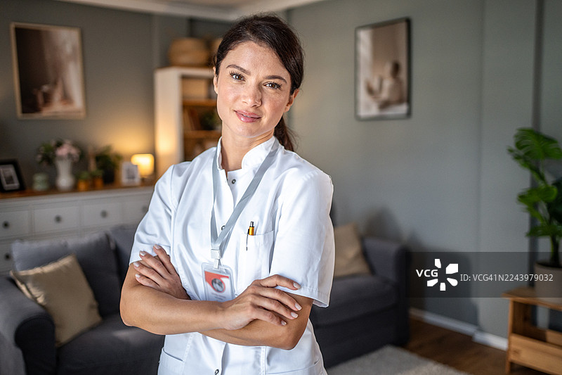 自信的女护士面向镜头，身处家中图片素材