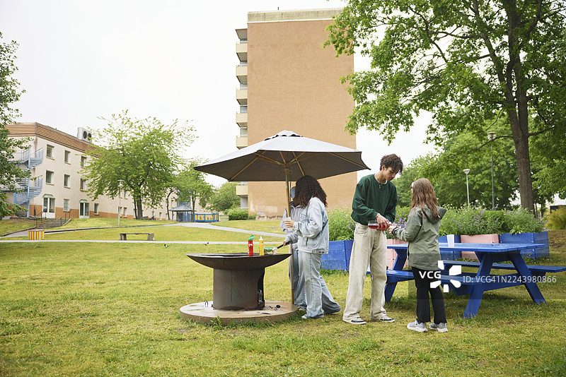 周末，男女朋友在公园里烧烤图片素材