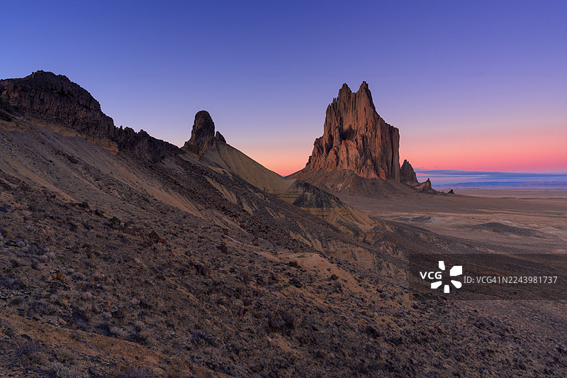 日落时的船岩——新墨西哥州的标志性景观与沙漠天空。图片素材