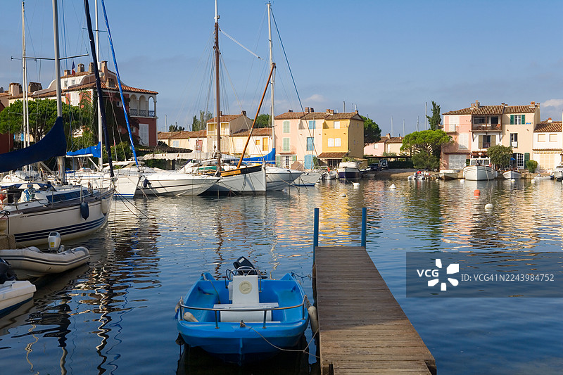 法国东南部普罗旺斯-阿尔卑斯-蔚蓝海岸大区瓦尔省的村庄和公社格里莫港停泊的船只。图片素材