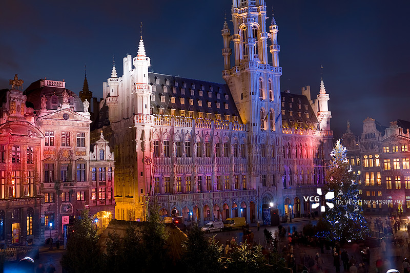 比利时布鲁塞尔大广场的圣诞灯光秀，周围环绕着优雅的巴洛克风格行会大厅。图片素材
