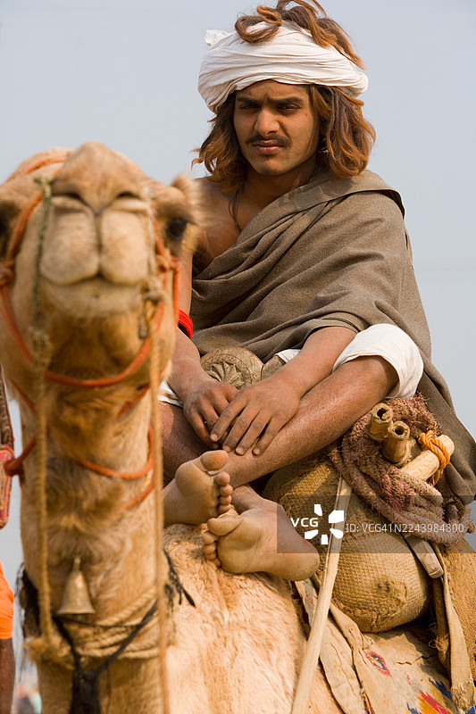 骆驼骑手和圣人在印度阿拉哈巴德的甘露节上，这是一个印度教朝圣者的宗教集会图片素材